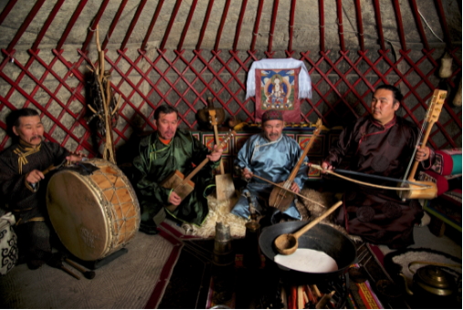 Illustration. Muziekpublique. Huun-Huur-Tu - Chanteurs de gorge de Tuva. 2021-10-15